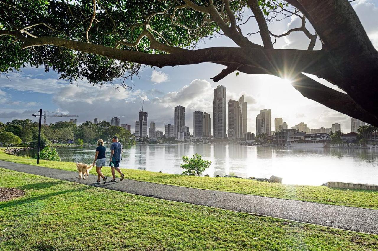 'buzzing Surfers' Vibrant Indoor-outdoor Lifestyle * Gold Coast