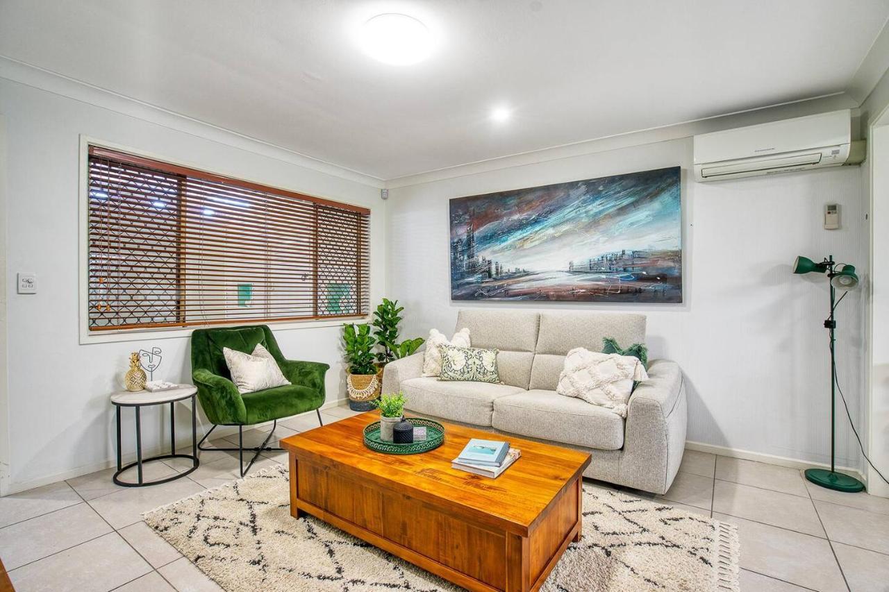 'buzzing Surfers' Vibrant Indoor-outdoor Lifestyle Apartment *