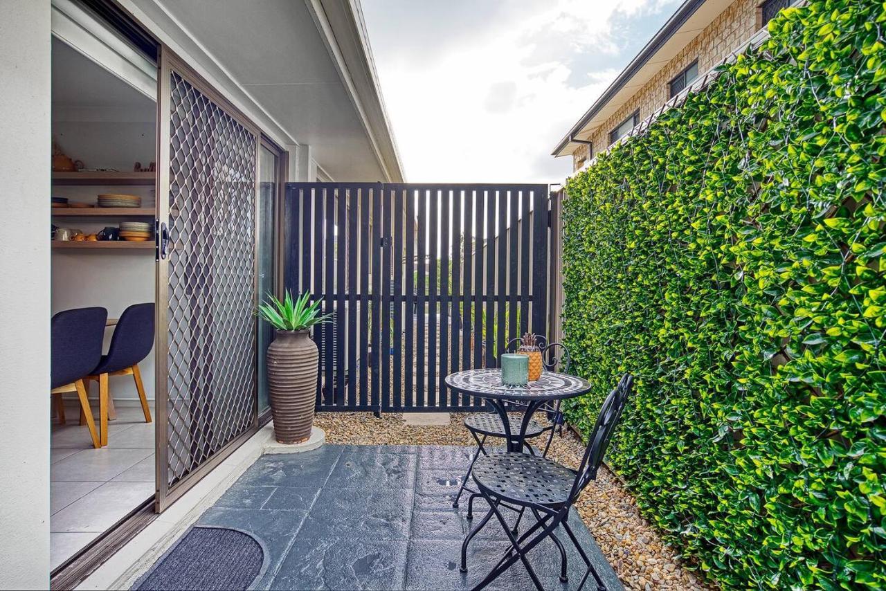 'buzzing Surfers' Vibrant Indoor-outdoor Lifestyle Apartment Gold Coast