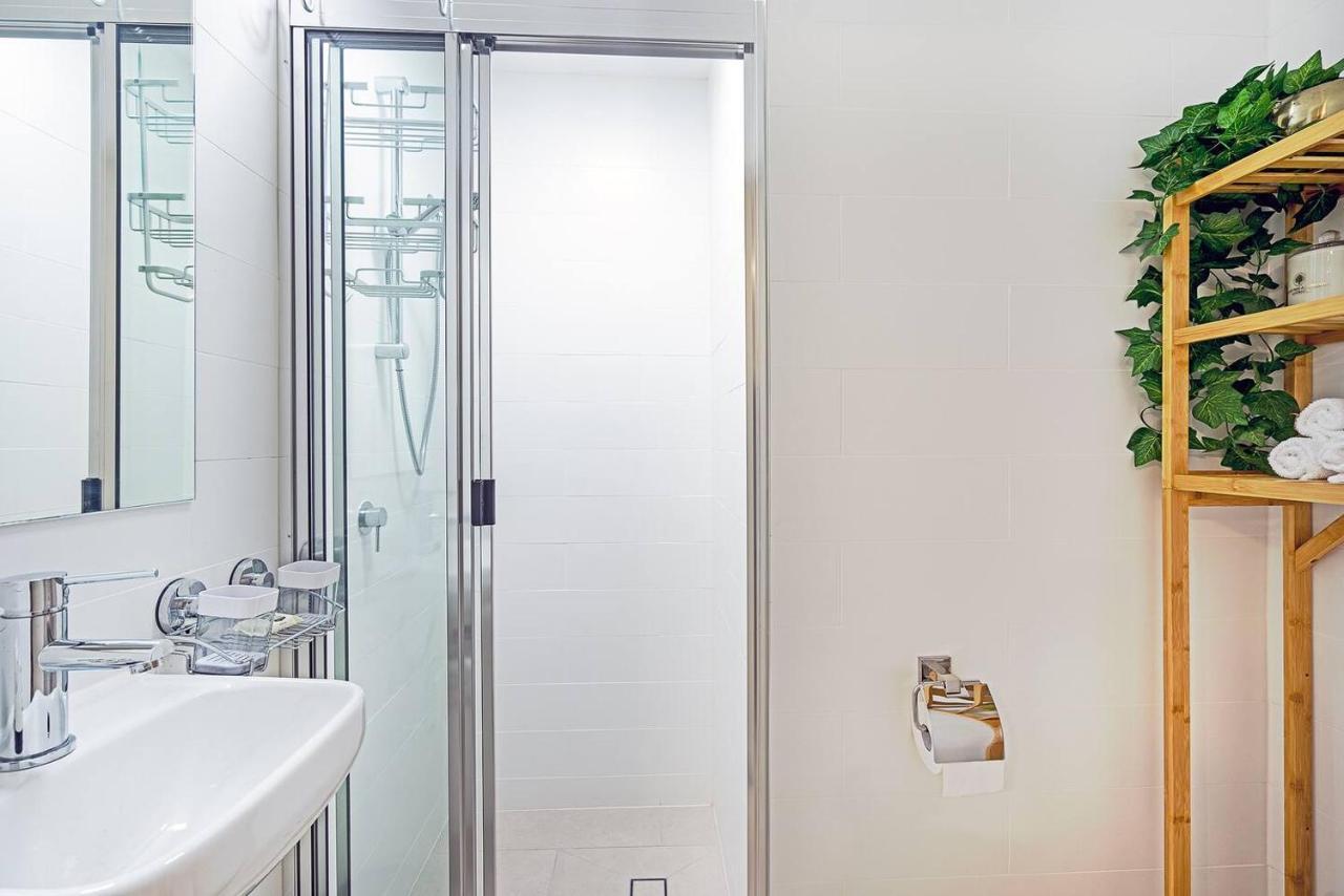 Apartment 'buzzing Surfers' Vibrant Indoor-outdoor Lifestyle Gold Coast