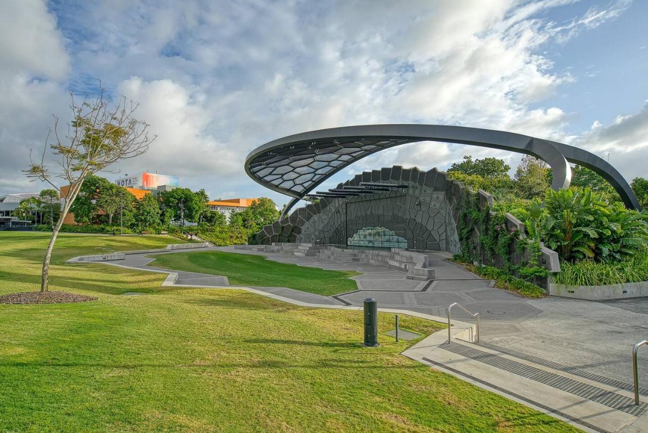 'buzzing Surfers' Vibrant Indoor-outdoor Lifestyle * Gold Coast
