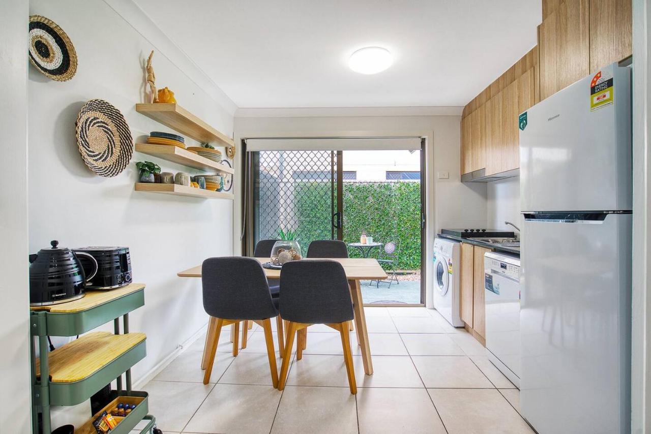 Apartment 'buzzing Surfers' Vibrant Indoor-outdoor Lifestyle Gold Coast